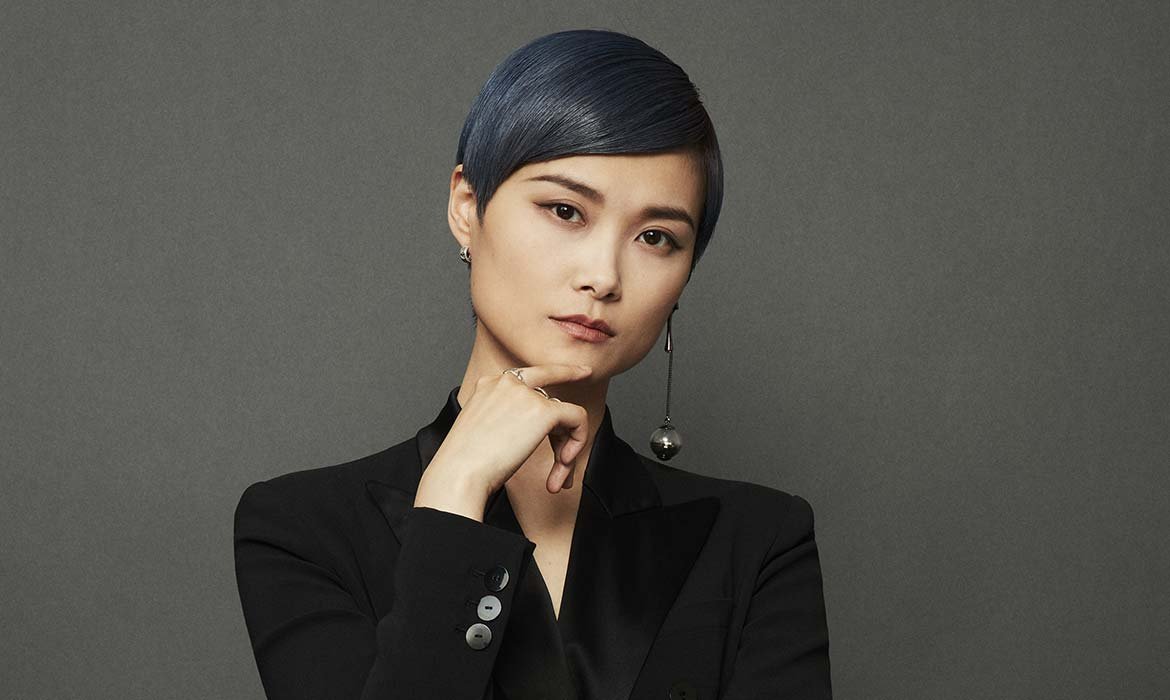 Asegura el brillo y la disciplina de tu corte de pelo pixie con flequillo utilizando el Aceite Extraordinario Universal de Elvive de L’Oréal Paris.